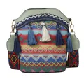 Bolso tipo cubo tejido bohemio con patrones geométricos coloridos y flecos azules - Verde