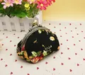 Detailaufnahme der Blumen-Stoffbörse mit nostalgischem Bronze-Verschluss und Blüten - 4 Zoll / Schwarz