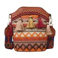 Borsa a secchiello etnica boho con motivi intrecciati arancioni e nappe colorate - Marrone