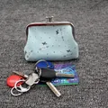 Detailopname van een lichtblauwe bloemen canvas portemonnee met zilveren metalen sluiting - Gipskruid Blauw
