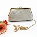 Glinsterende witte glitter clutch met kiss-lock sluiting en gouden ketting - Zilver