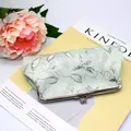 Detail van mintgroene bloemen jacquard lange portemonnee met gepolijste metalen sluiting - Blauw