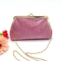 Roze avondtas met pailletten, goudkleurige metalen frame en ronde sluiting - Rozerood