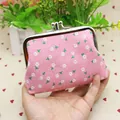 Roze bloemen canvas portemonnee met vintage metalen kliksluiting in de hand - Zonnebloem Roze