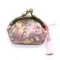 Dettaglio portamonete in broccato rosa fatto a mano con chiusura in bronzo e nappa - Rosa