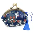 Dettaglio del portamonete in seta blu con ricamo di ciliegio e nappa decorativa - Blu Notte