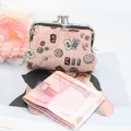 Vintage roze canvas portemonnee met bloemenprint en een metalen kussluiting - Nieuwe Roze Poststempel