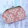 Détail macro du tissu jacquard floral rose et fermoir métallique argenté du porte-monnaie - Rose