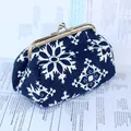 Detail van een vintage blauwe stoffen portemonnee met een gouden metalen sluiting - Koningsblauw