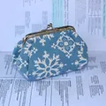Detailopname van blauwe mandala stoffen portemonnee met vintage zilveren metalen sluiting - Blauw