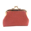 Detail van geruite portemonnee met rood-wit patroon en gouden metalen kiss-lock sluiting - Rood