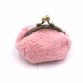 Mini porte-monnaie rose en peluche avec fermoir rétro en bronze et texture douce bouclée - Rose