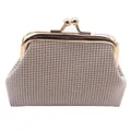 Close-up van een vintage ruitjes portemonnee met een gouden metalen kiss-lock sluiting - Grijs