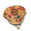 Détail du porte-monnaie en liège à motif floral avec fermoir en bronze de style rétro - Fleur Rouge