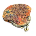 Détail d'un porte-monnaie en liège avec imprimé mandala et fermoir en métal vintage - Gousse de Lotus