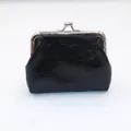 Vooraanzicht van zwarte PU-leren munttas met zilveren metalen knipsluiting en structuur - 4 Inch / Zwart