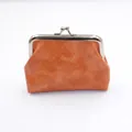 Macro-opname van vintage oranje PU-waxlederen portemonnee met metalen kliksluiting - 4 Inch / Oranje