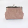 Detail van roze retro PU-lederen muntportemonnee met een zilveren metalen sluiting - 4 Inch / Lotusroze