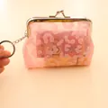 Dettaglio del portamonete in rete rosa con motivo leopardato e chiusura in metallo - Leopardo Rosa