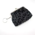 Dettaglio portamonete leopardato in rete con chiusura a scatto in argento e portachiavi - Leopardo Nero