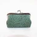 Detail van retro groene kanten portemonnee met klassieke zilveren metalen sluiting - Groen