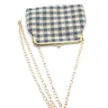Detailweergave van stoffen schaakbordtasje met gouden metalen sluiting en ketting - Blauwgrijs