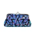 Makroaufnahme der geometrischen Pailletten-Muster auf der trapezförmigen Abendtasche - Blau