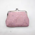 Detailweergave van de roze glitterportemonnee met fonkelende laserafwerking en metalen sluiting - Roze