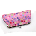Nahaufnahme der rosa Kunstledertasche mit Blattmuster und Vintage-Metallverschluss - Rosa