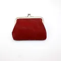 Detail van rood fluwelen PU-tasje met klassieke zilverkleurige metalen beugelsluiting - Bordeauxrood