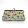 Dettaglio della pochette in pelle PU con stampa floreale laser e chiusura in metallo - Giallo chiaro