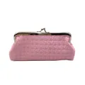 Detail van roze geweven PU-clutch met zilveren metalen kus-sluiting en verfijnde textuur - Roze