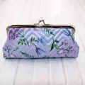 Detail van lavendel gewatteerde stoffen portemonnee met bloemenpatroon en zilveren slot - 6 Inch / Paars