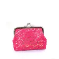 Macro detail van magenta kanten portemonnee met metalen frame en kiss-lock sluiting - Klein / Rozerood