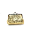 Close-up van gouden pailletten portemonnee met zilveren metalen kus-sluiting en voering - Goud