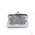 Detail van zilveren pailletten portemonnee met vintage metalen sluiting en glitter effect - Zilver