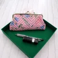 Roze stoffen portemonnee met bloemenprint, V-stiksel en vintage metalen kliksluiting - 6 Inch / Roze