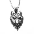 Détail d'un pendentif tête de loup vintage avec runes sur une chaîne maille boîte - Tête de loup + chaîne en acier inoxydable