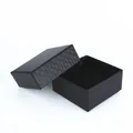 Schwarze quadratische Schmuckschachtel mit Rautenmuster und abnehmbarem Deckel für Ringe - Nr. 1 (7.5x7.5x3.7cm) / Schwarz