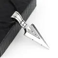 Makroaufnahme des silbernen Pfeilanhängers mit Gravur an schwarzer Kordelkette - Pfeil / Silber mit Lederkordel