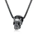 Collar con colgante de calavera negra pulida estilo punk gótico para hombre sobre blanco - Estilo de Cadena Chapada / Negro