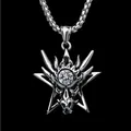 Detailansicht des Drachenkopf-Anhängers mit Sternmotiv und weißem Zirkon im Gothic-Stil - Weiß