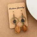 Orecchini vintage fatti a mano con pigne e cerchi in bronzo su cartoncino marrone - Stile Nocciolo di Frutta a Cerchio Cavo (Q-203)