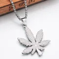 Pendentif feuille d'érable en acier titane pour homme avec chaîne à maille vénitienne - Motif de Feuille d'Érable
