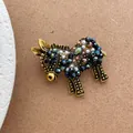 Elegante broche de burro con diamantes de colores en montura de metal dorado - Dorado