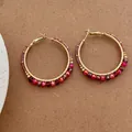 Handgefertigte Golddraht-Creolen mit bunten facettierten Perlen im eleganten Vintage-Stil - Rot