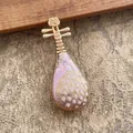 Elegante spilla a liuto in stile cinese con ricamo rosa e oro su base di legno - Rosa