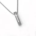 Collier pour homme en acier titane avec pendentif croix vintage et finition martelée - Croix à Motif de Pierre + Chaîne en Acier Inoxydable