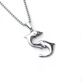 Détail macro du pendentif double dauphin poli avec chaîne à mailles carrées chic - Double Poisson + Chaîne en Acier Inoxydable