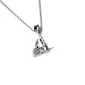 Détail du pendentif hache Viking vintage avec symbole Valknut gravé sur chaîne en acier - Hache Viking + Chaîne en Acier Inoxydable